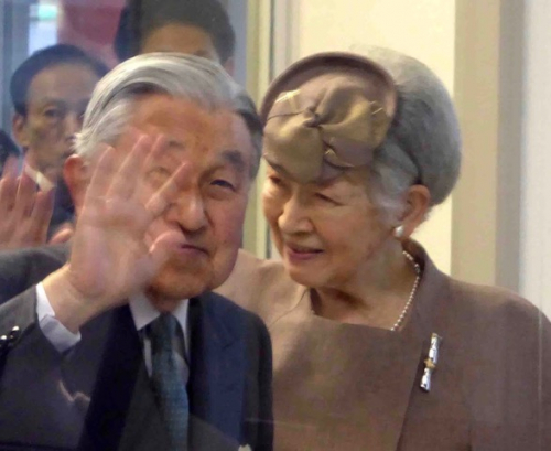 Kaiser Akihito und Kaiserin Michiko in Osaka